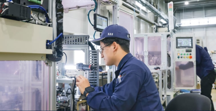 工場で作業する技術者